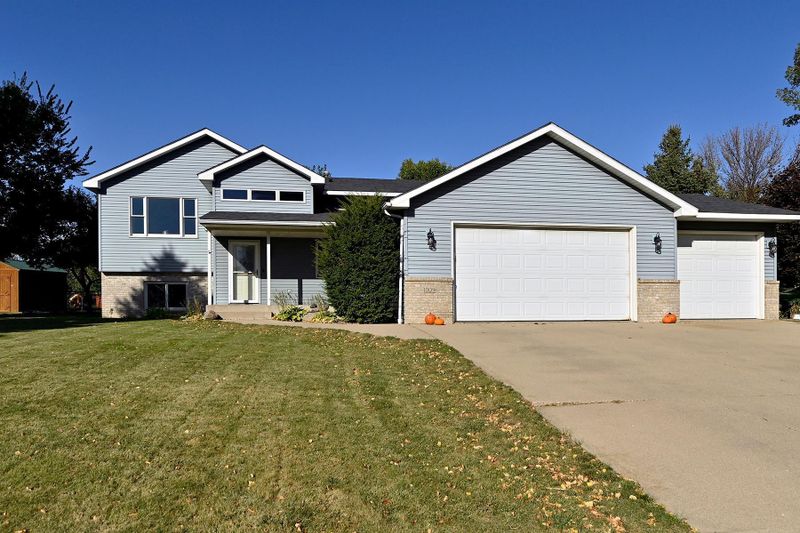 1009 Fairway Blvd, Howard Lake, MN 55349