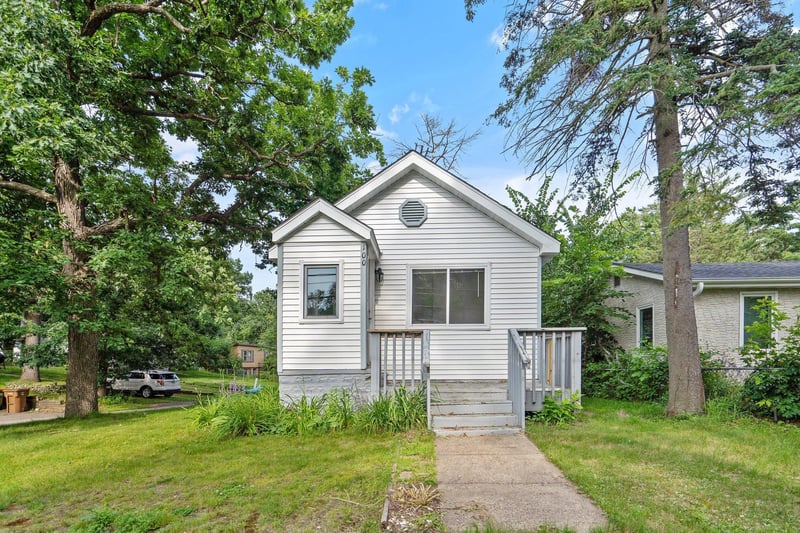 100 Warner Ave S, Mahtomedi, MN 55115