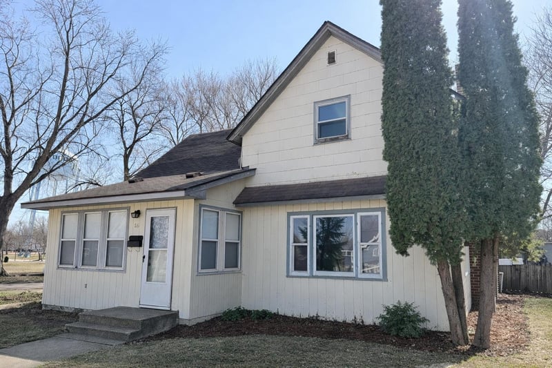 46 2nd St NE, Madelia, MN 56062