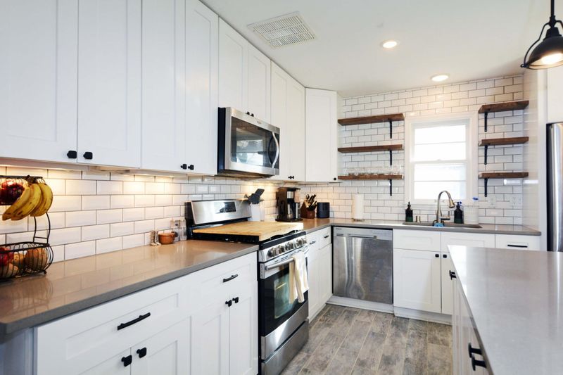 911 Sunnyview Ln, Minnetonka, MN 55305