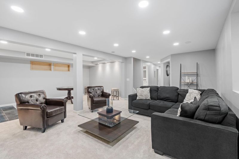997 Carlton Dr, Shoreview, MN 55126