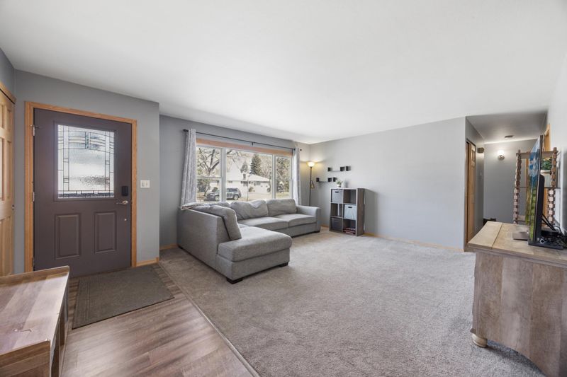 8101 Noid Dr, Brooklyn Park, MN 55428