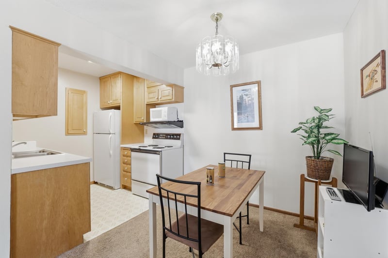 2700 Oxford St N #102, Roseville, MN 55113