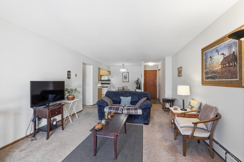 2700 Oxford St N #102, Roseville, MN 55113
