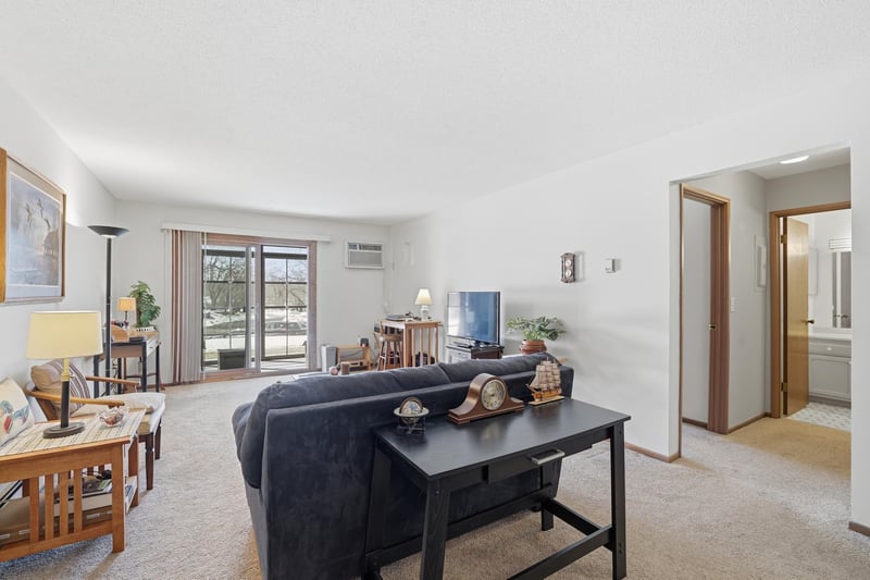 2700 Oxford St N #102, Roseville, MN 55113