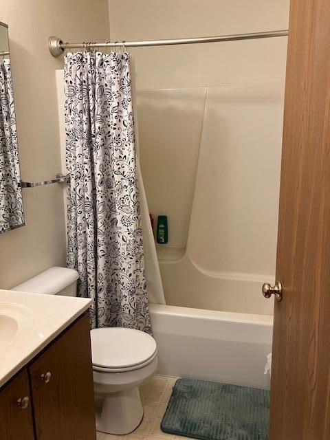 906 5th St SW, Waseca, MN 56093