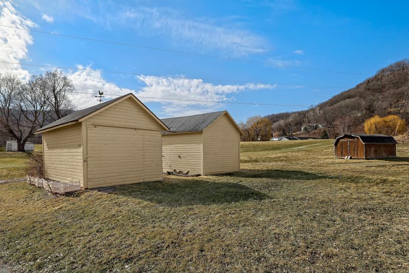1240 Browns Ln, Dakota, MN 55925