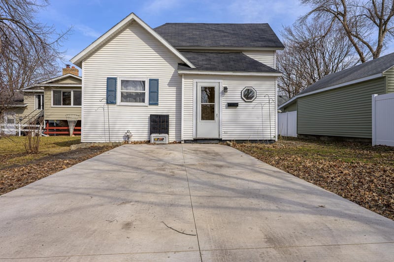 723 Ivy Ln SE, Hutchinson, MN 55350