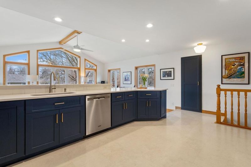 5009 W 56th St, Edina, MN 55436