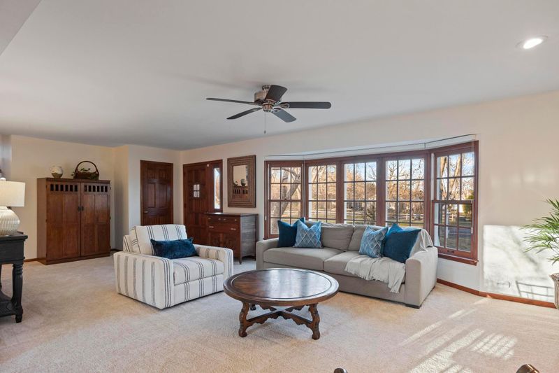2164 Overlook Dr, Bloomington, MN 55431