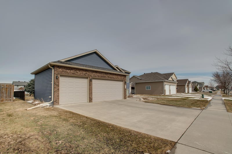 1610 42nd Ave S, Moorhead, MN 56560