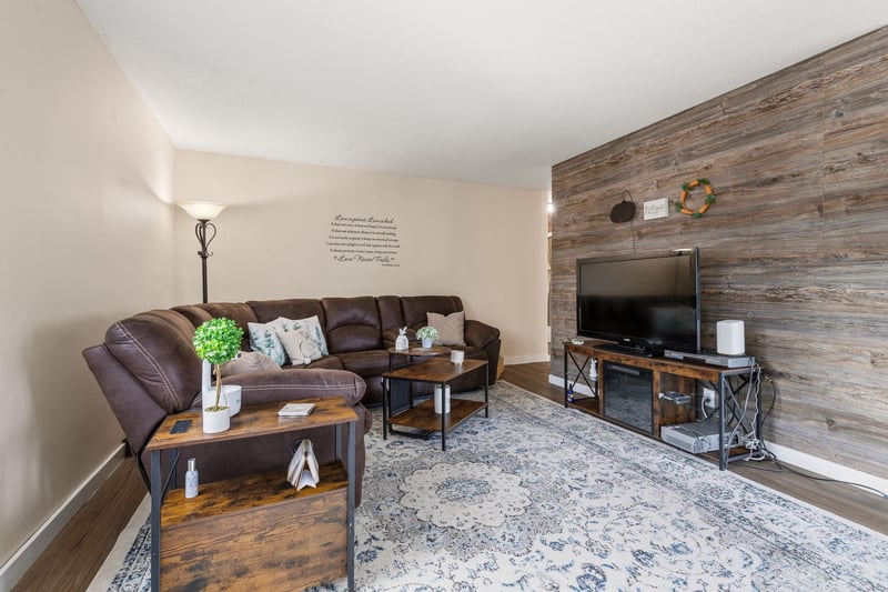4874 Grenwich Trl N, Oakdale, MN 55128