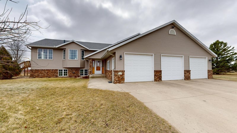 6335 1st Ave W, Willmar, MN 56201