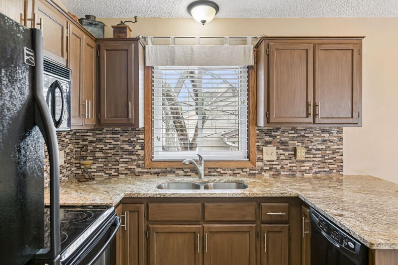 9895 31st Ave N, Plymouth, MN 55441