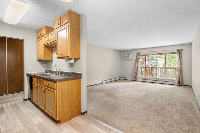 2011 E 122nd St #D24, Burnsville, MN 55337