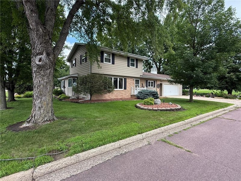 1134 10th St, Westbrook, MN 56183