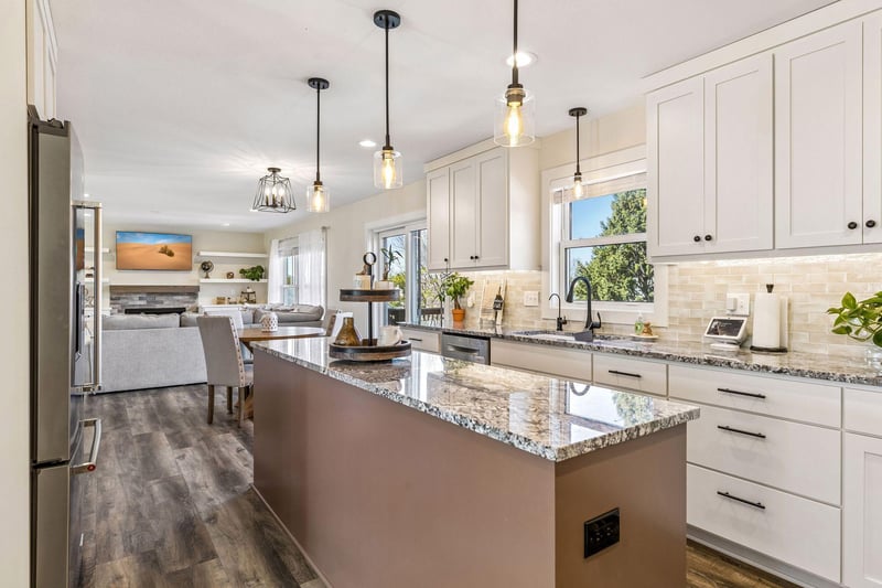 2423 Pond Ave E, Maplewood, MN 55119
