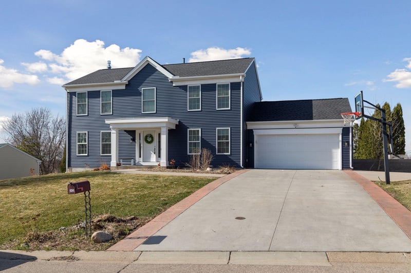 2423 Pond Ave E, Maplewood, MN 55119