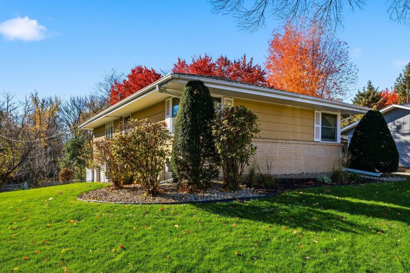 10666 Utica Rd, Bloomington, MN 55437