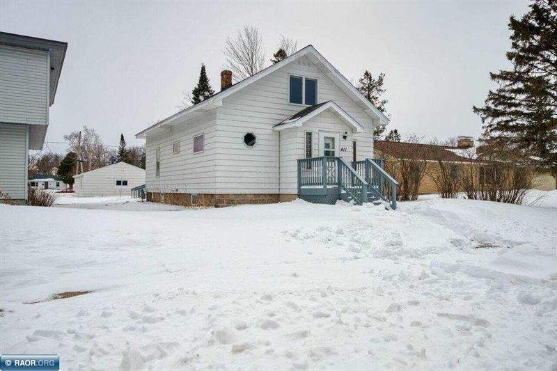 411 9th St NW, Chisholm, MN 55719