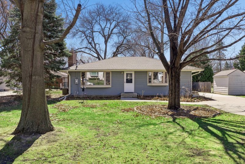 1988 Eldridge Ave W, Roseville, MN 55113