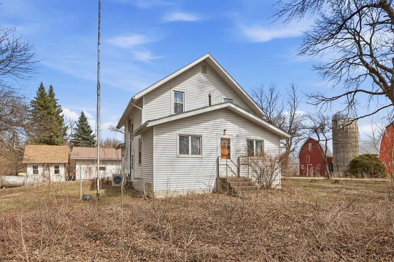 54724 805th Ave, Stewart, MN 55385