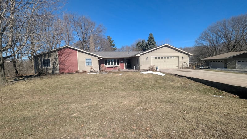 46182 Red Oak Dr, Nicollet, MN 56074