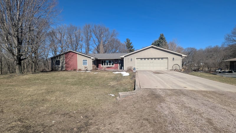 46182 Red Oak Dr, Nicollet, MN 56074