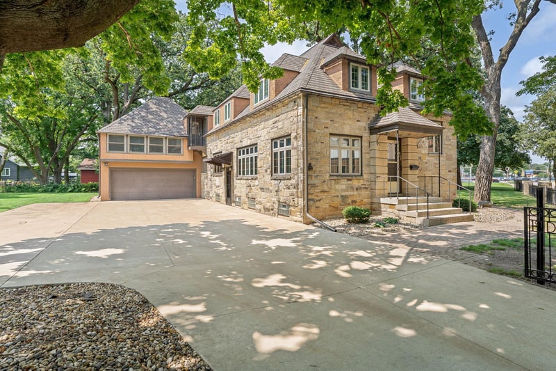 907 1st Dr NW, Austin, MN 55912