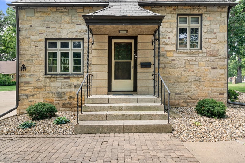 907 1st Dr NW, Austin, MN 55912