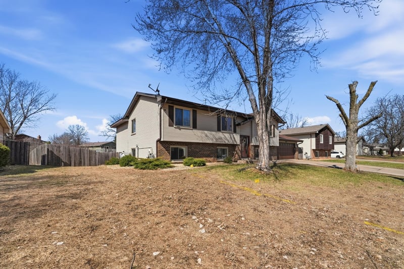 8309 Penn Ave N, Brooklyn Park, MN 55444