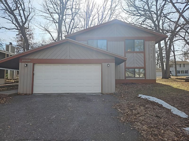 10810 Linwood Forest Dr, Champlin, MN 55316