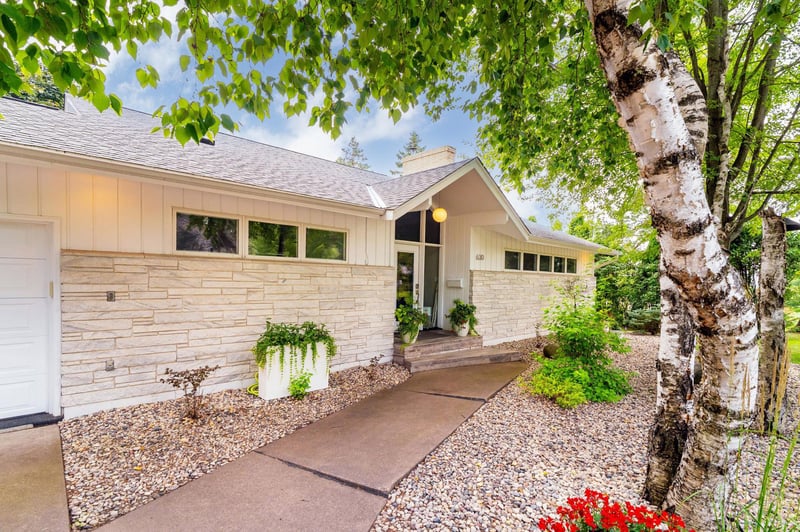 630 Valley Dr, Duluth, MN 55804