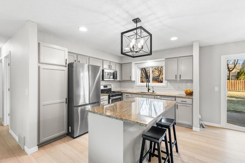 7404 Laredo Dr, Chanhassen, MN 55317