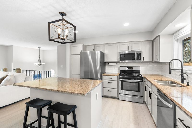 7404 Laredo Dr, Chanhassen, MN 55317