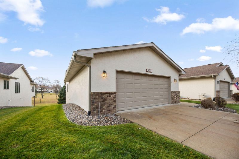2294 Pinewood Dr, Shakopee, MN 55379