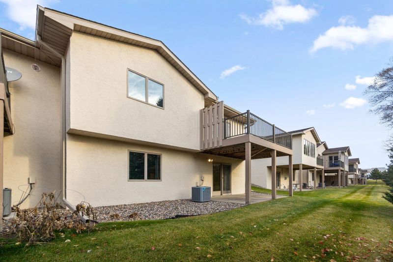 2294 Pinewood Dr, Shakopee, MN 55379
