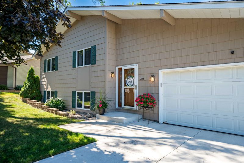 712 W Circle Dr, Montgomery, MN 56069