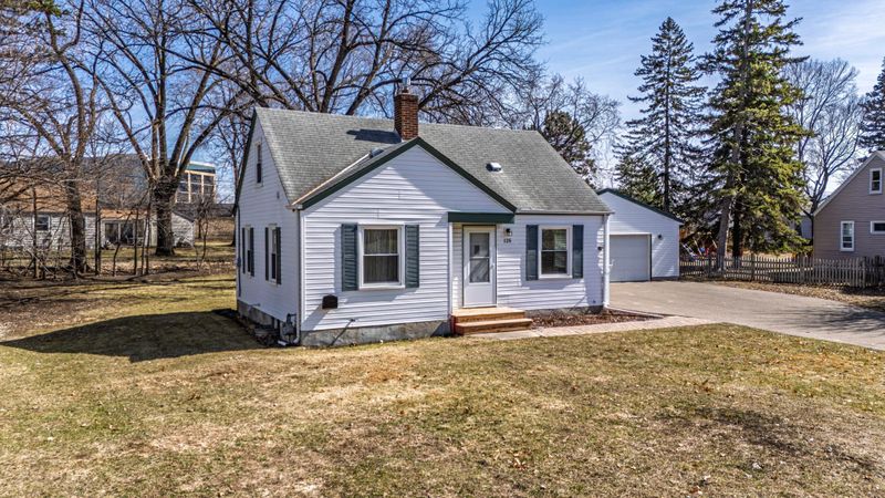 125 Ridgewood Dr, Hopkins, MN 55343