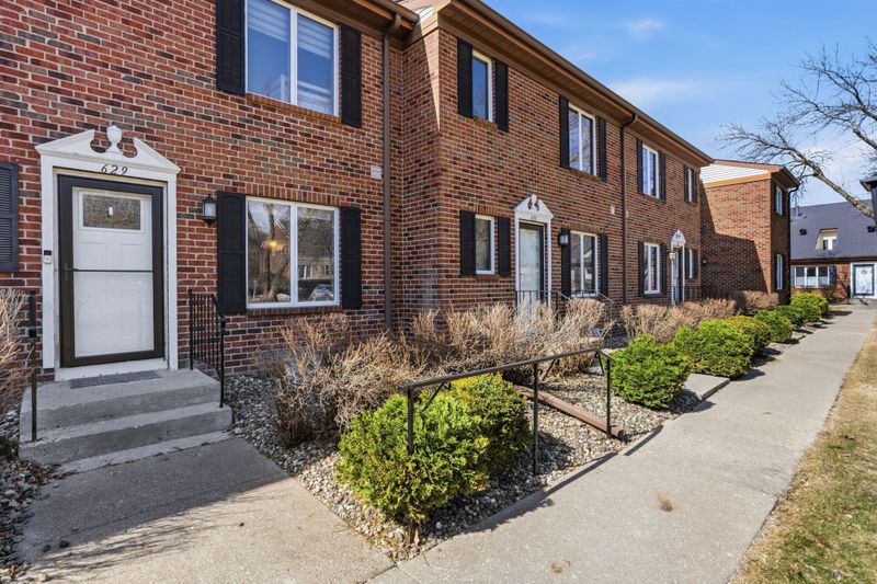 629 Maple Park Dr, Mendota Heights, MN 55118