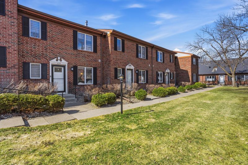 629 Maple Park Dr, Mendota Heights, MN 55118