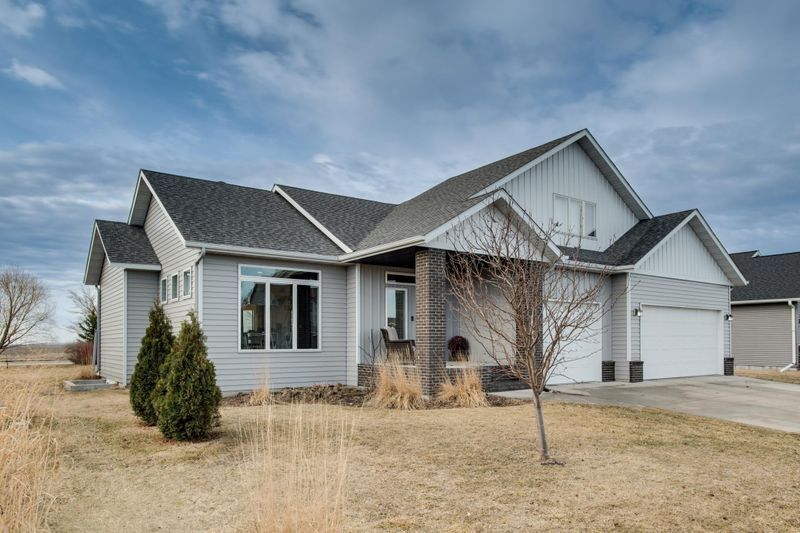 657 Westminster Dr, Moorhead, MN 56560
