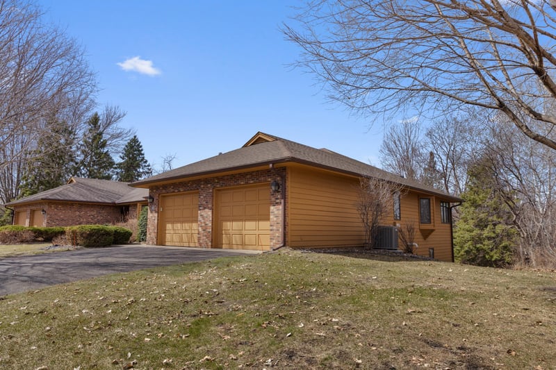 19 Anemone Cir, North Oaks, MN 55127