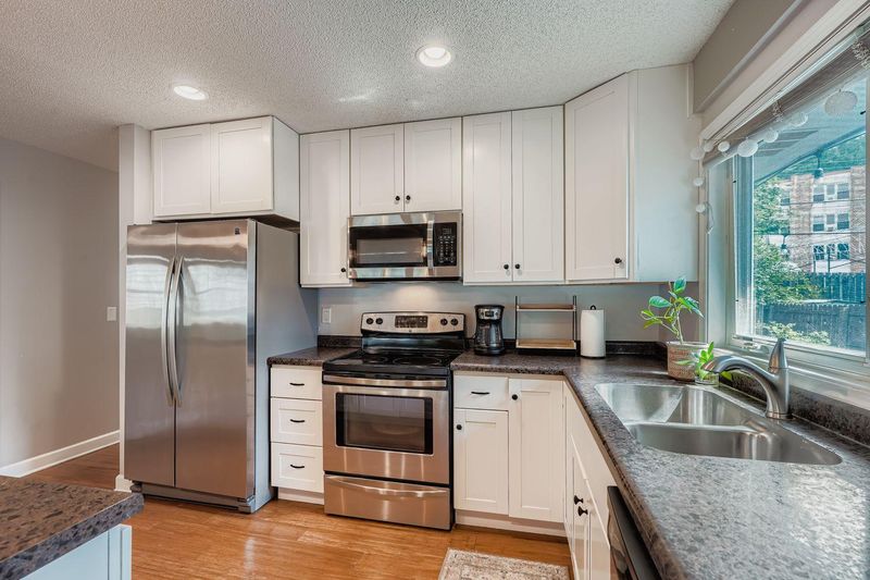 3142 Grimes Ave N, Robbinsdale, MN 55422