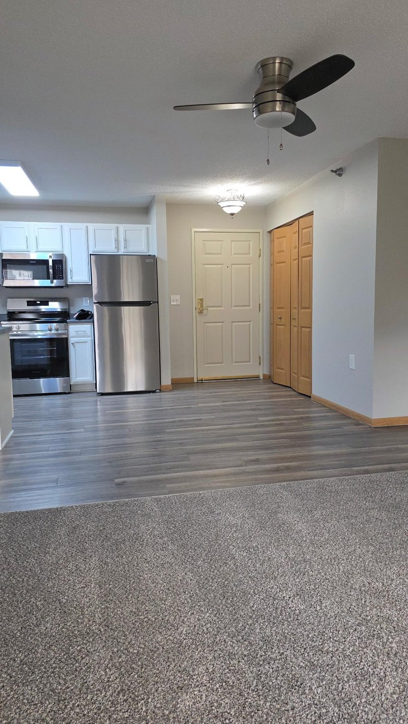 1321 Lake Dr W #101, Chanhassen, MN 55317