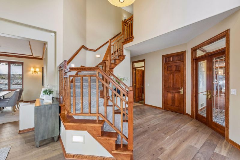 9118 Victoria Dr, Eden Prairie, MN 55347