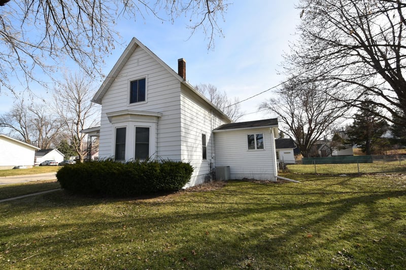 267 E 4th St, Zumbrota, MN 55992