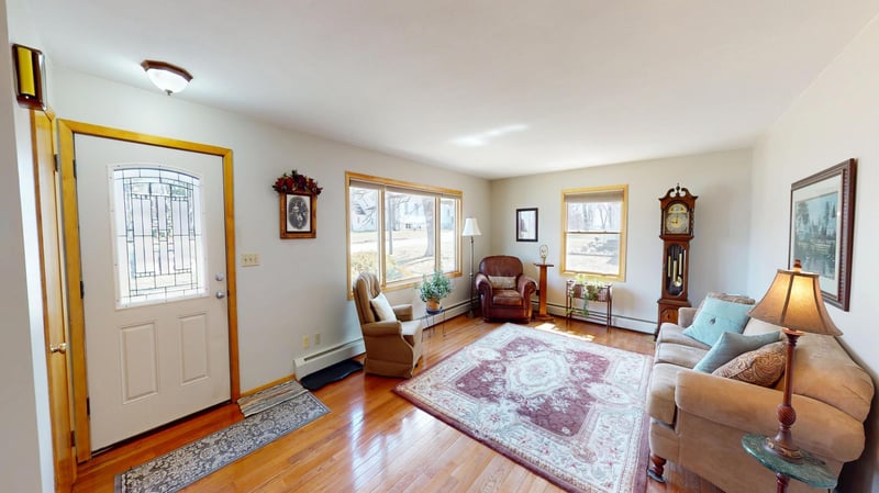 206 West St, Walters, MN 56097