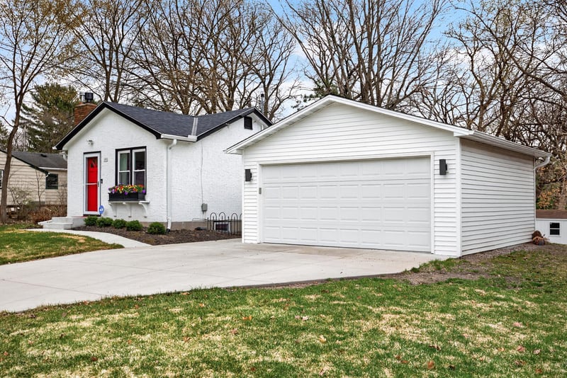 140 Hickory St, Mahtomedi, MN 55115