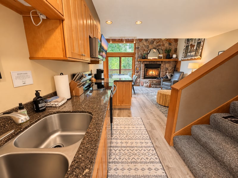 511 Moose Mountain Dr, Tofte, MN 55615